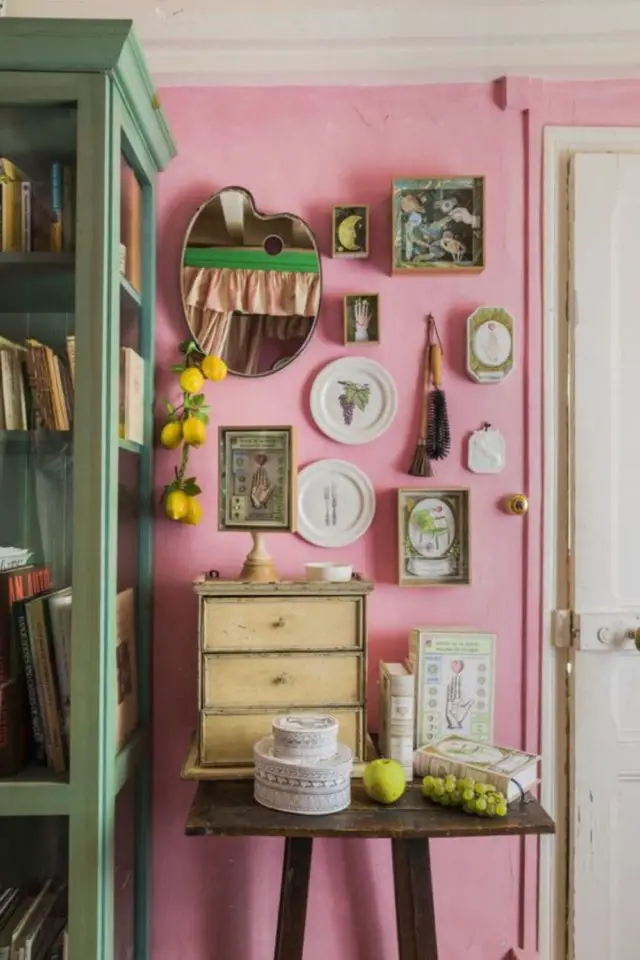 creer decor granny chic peinture rose meuble vert  assiettes miroir mobilier vintage décoration murale