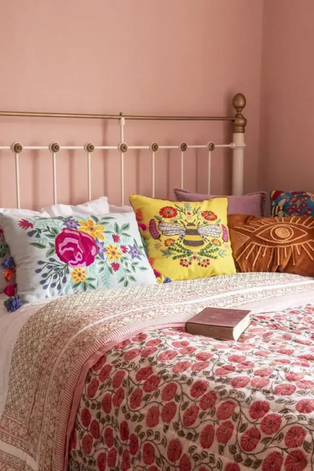 creer decor granny chic chambre adulte rose poudré lit en métal blanc vintage parure de lit à fleurs coussins rétro