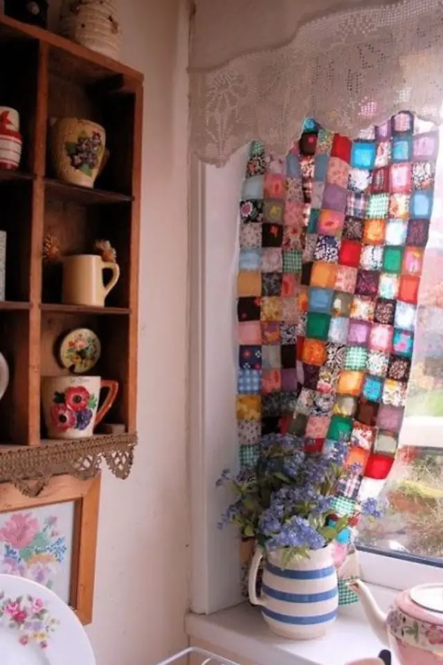 creer decor granny chic détails déco cuisine rideau en patchwork étagère napperon tasse ancienne kitsch