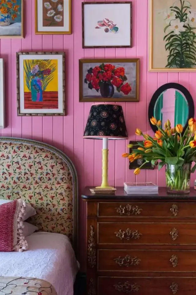creer decor granny chic lambris peint en rose cadres tableau ancien tête de lit bois et textile à fleurs meuble sombre