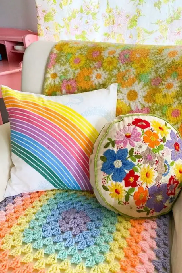 creer decor granny chic détails déco fauteuil à fleurs multicolore crocher broderie coussins