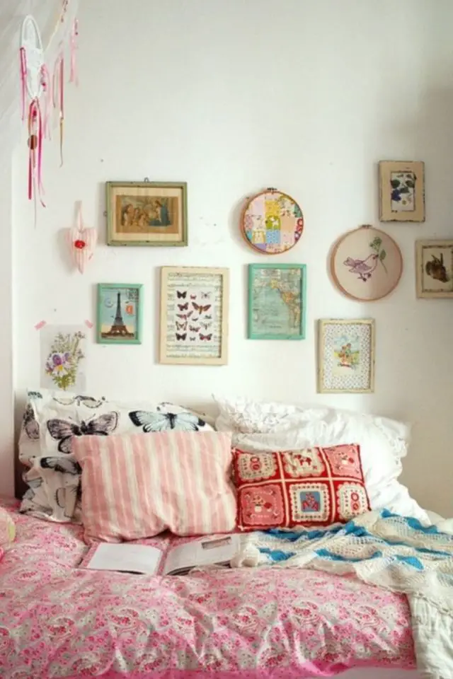 creer decor granny chic chambre à coucher mur blanc parure de lit vintage mélange de motif déco mur cadres ancien