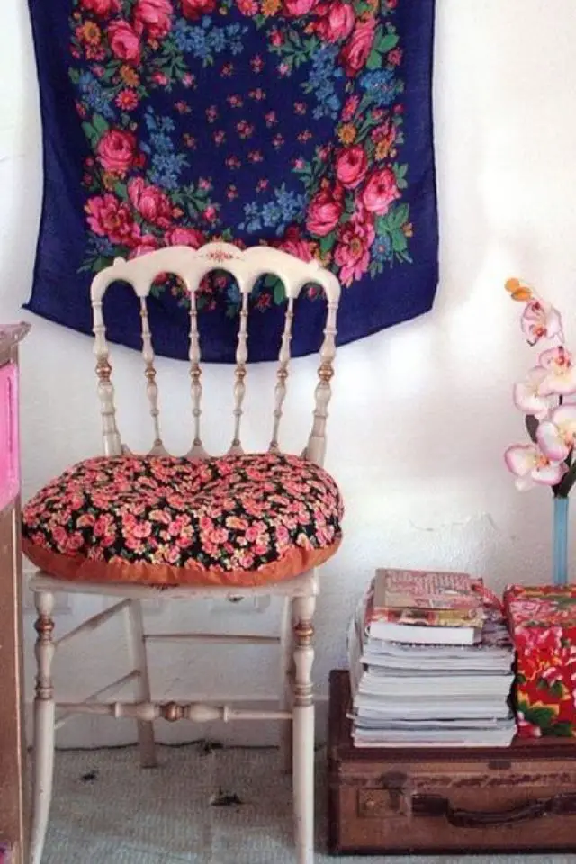 creer decor granny chic coussin de chaise à fleur rose sur fond bleu mobilier brocante tenture murale florale