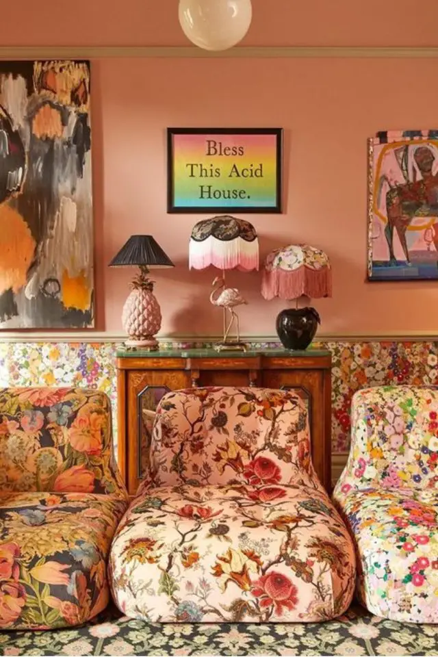 creer decor granny chic fauteuil salon séjour à fleur peinture murale rose poudré lampe à poser vintage kitsch
