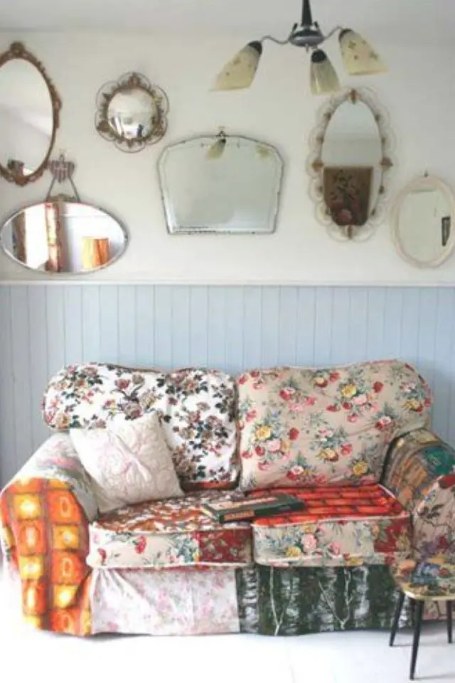 creer decor granny chic petit canapé revêtement fleuri soubassement bleu pastel galerie de miroirs anciens