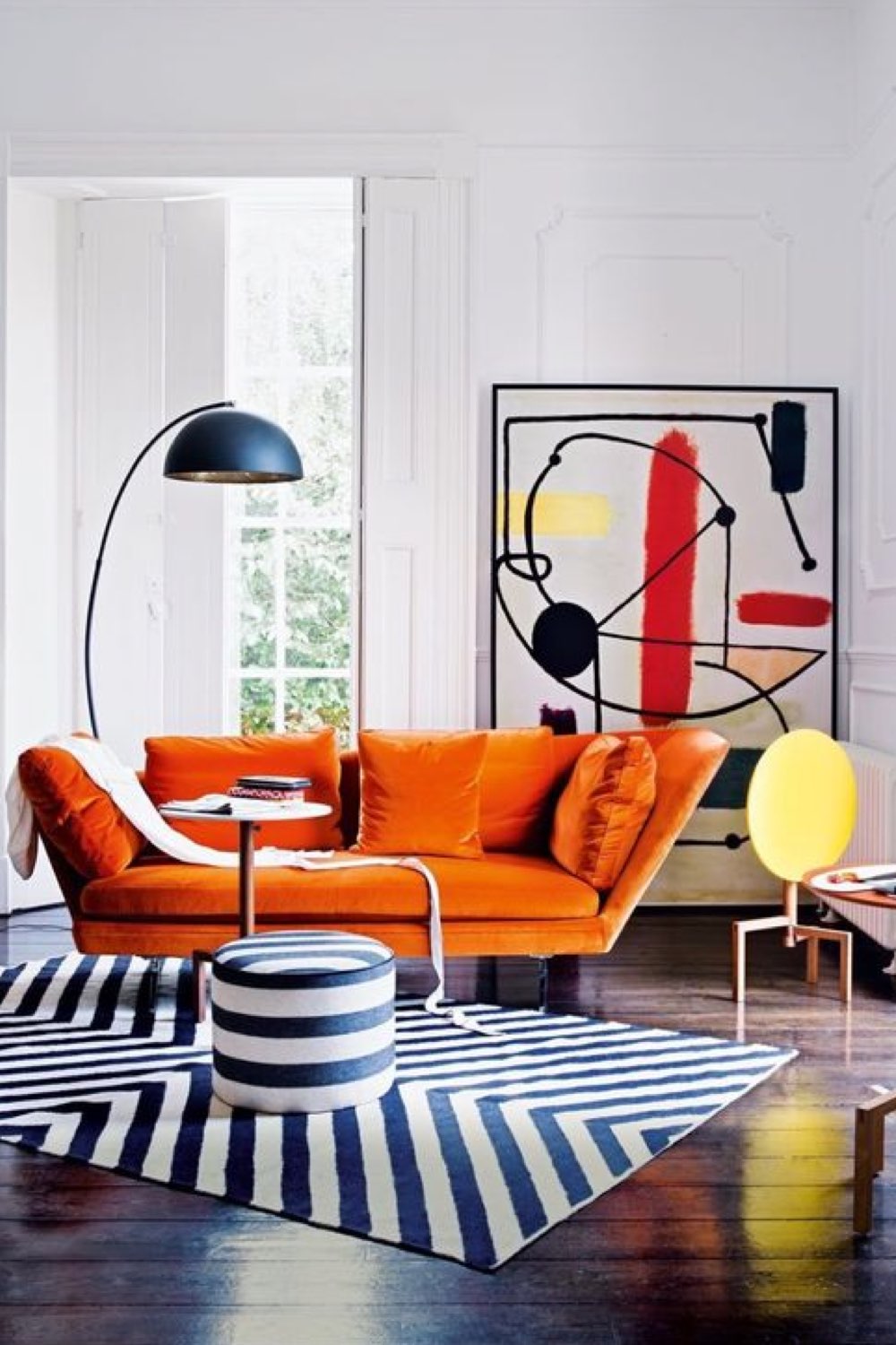 creer touche de couleur deco exemple salon blanc design canapé orange grand tableau XXL couleur bauhaus