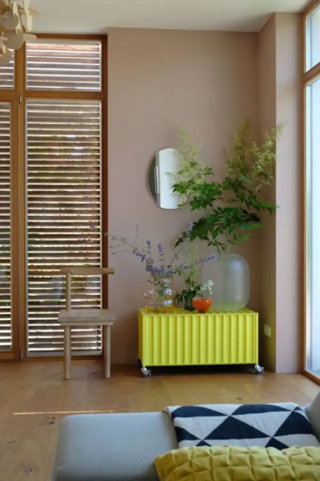 creer touche de couleur deco exemple meuble de rangement jaune néon fluo pièce beige
