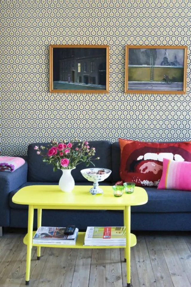 creer touche de couleur deco exemple salon papier peint neutre canapé bleu en velours table basse jaune fluo