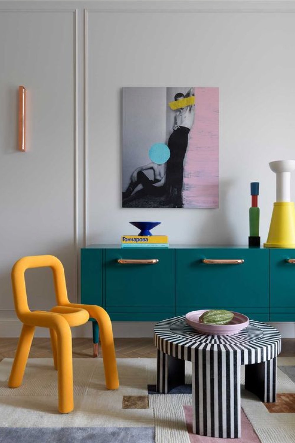 creer touche de couleur deco exemple design chic meuble buffet couleur bleu canard fauteuil design jaune table basse blanche et noir à rayures