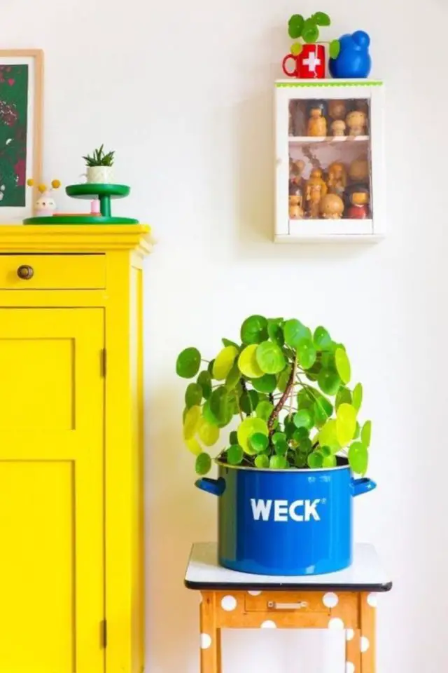 creer touche de couleur deco exemple meuble oeint en jaune franc pot récup pour plante couleur bleu électrique ambiance éclectique