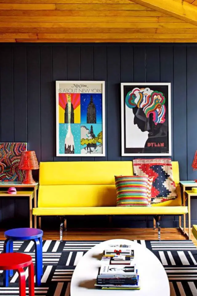 creer touche de couleur deco exemple mur bleu marine couleur sourde contraste foncé lumière canapé jaune