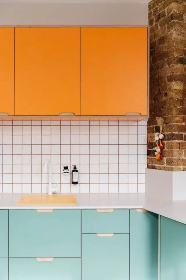 creer touche de couleur deco exemple cuisine originale meuble bas bleu turquoise meuble haut orange joint de carrelage coloré