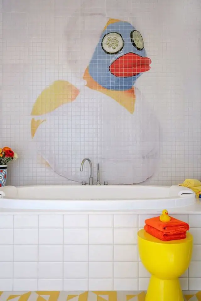 creer touche de couleur deco exemple salle de bain sol jaune et blanc décor mur original canard jaune et bleu tabouret coloré