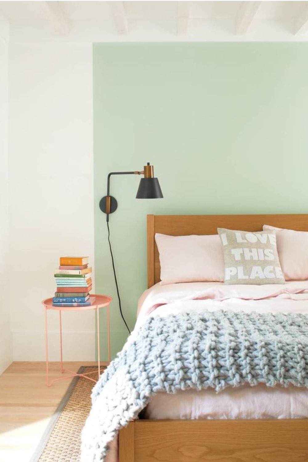 creer touche de couleur deco exemple chambre parentale lumineuse mur blanc tête de lit peinture vert amande jeté de lit bleu palette douce et fraîche