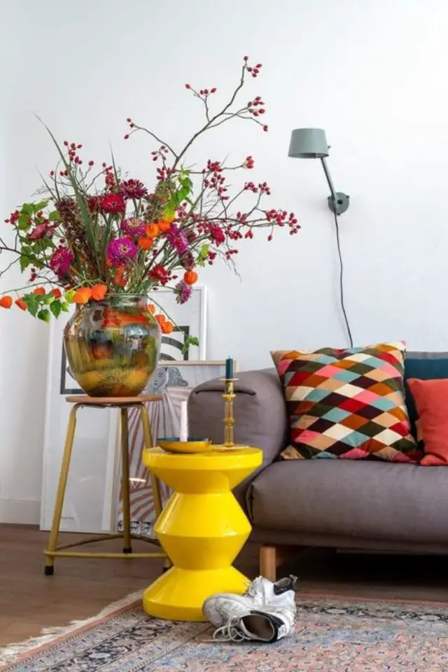 creer touche de couleur deco exemple salon blanc canapé gris coussin multicolore bout de canapé design jaune franc