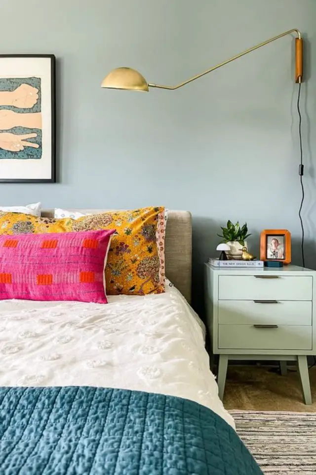creer touche de couleur deco exemple chambre à coucher vert sauge clair coussin jaune et rose détails colorés idée textiles