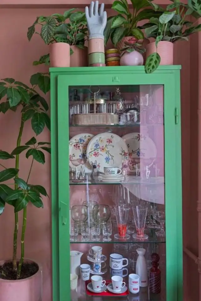creer touche de couleur deco exemple papier peint rose meuble vitrine relooké en vert couleur complémentaire moderne association mariage