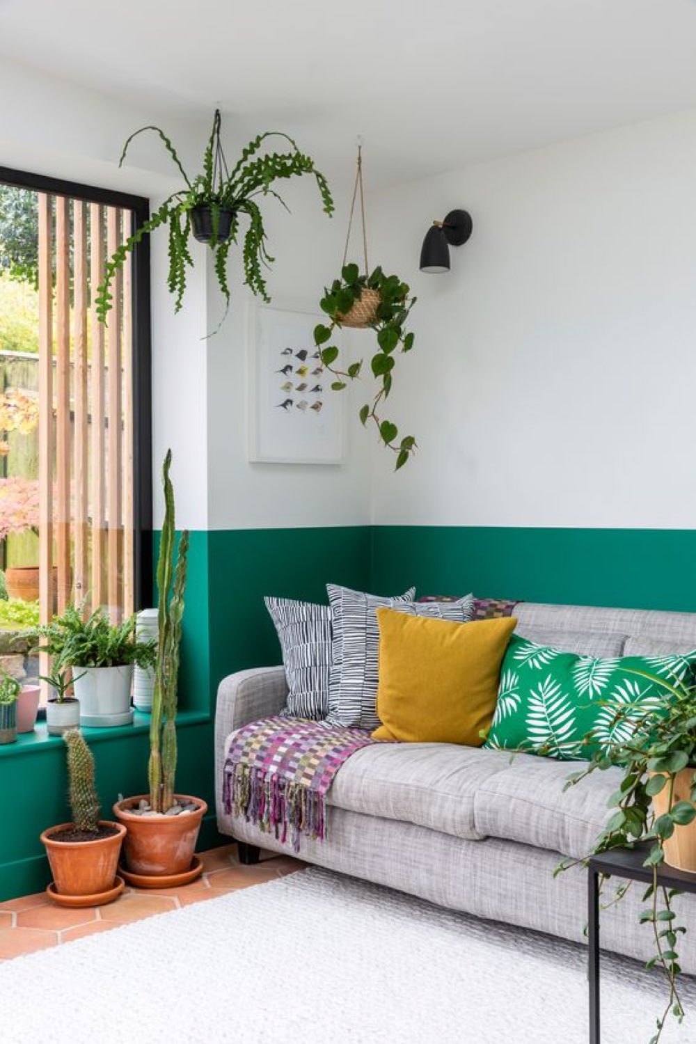 creer touche de couleur deco exemple salon séjour blanc soubassement peinture vert franc canapé gris moderne