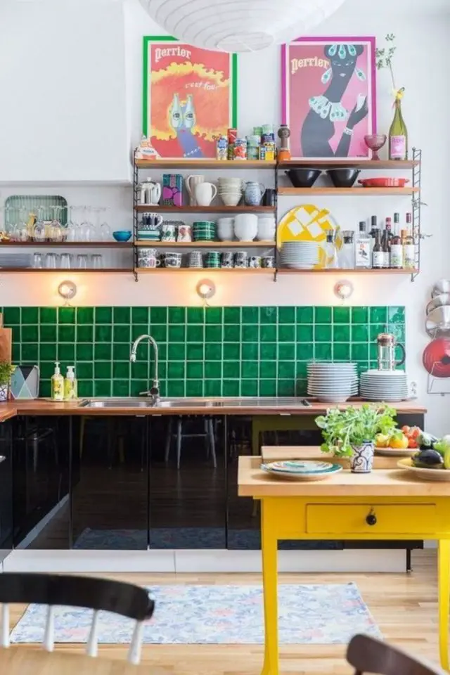 creer touche de couleur deco exemple cuisine en linéaire crédence carrelage vert franc meuble noir mur blanc