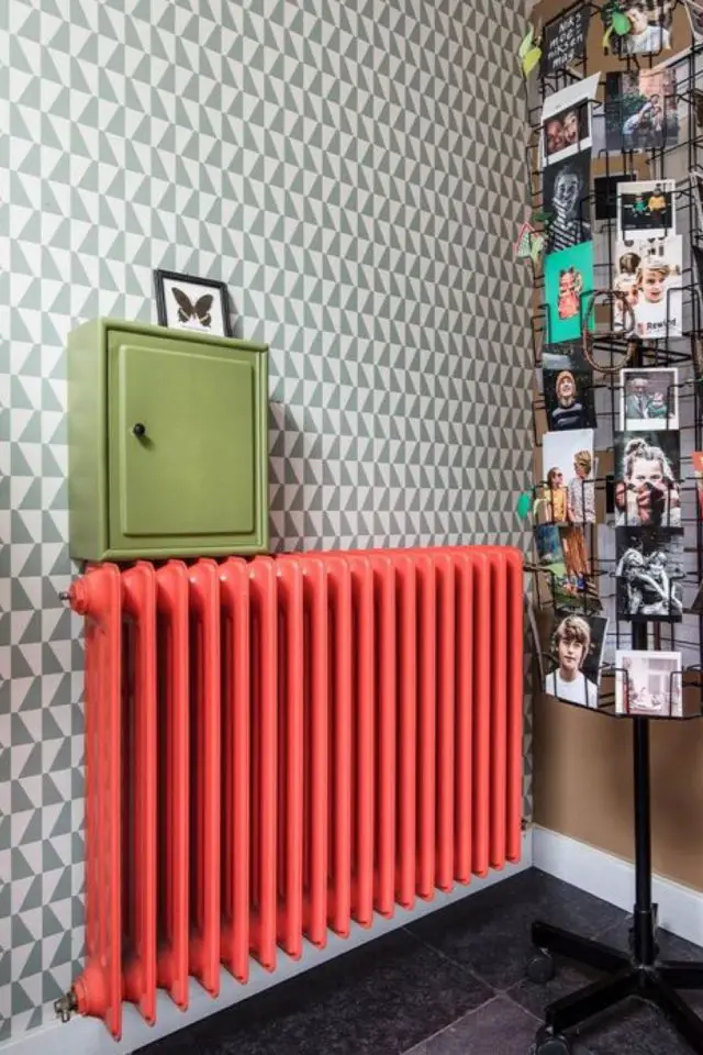 creer touche de couleur deco exemple peinture radiateur mur papier peint blanc et gris motif géométrique