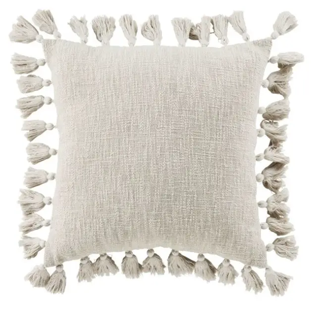 deco textile recyclee maisons du monde Coussin en coton recyclé tissé beige avec pompons 50x50