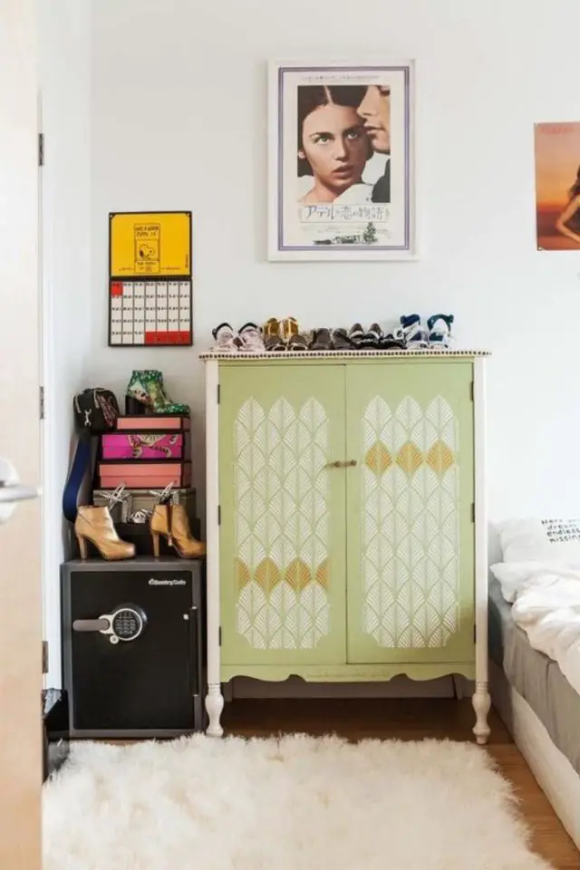 decor chambre adulte vintage moderne meuble ancien peinture verte pochoir déco mur poster rétro encadré rangement chaussures