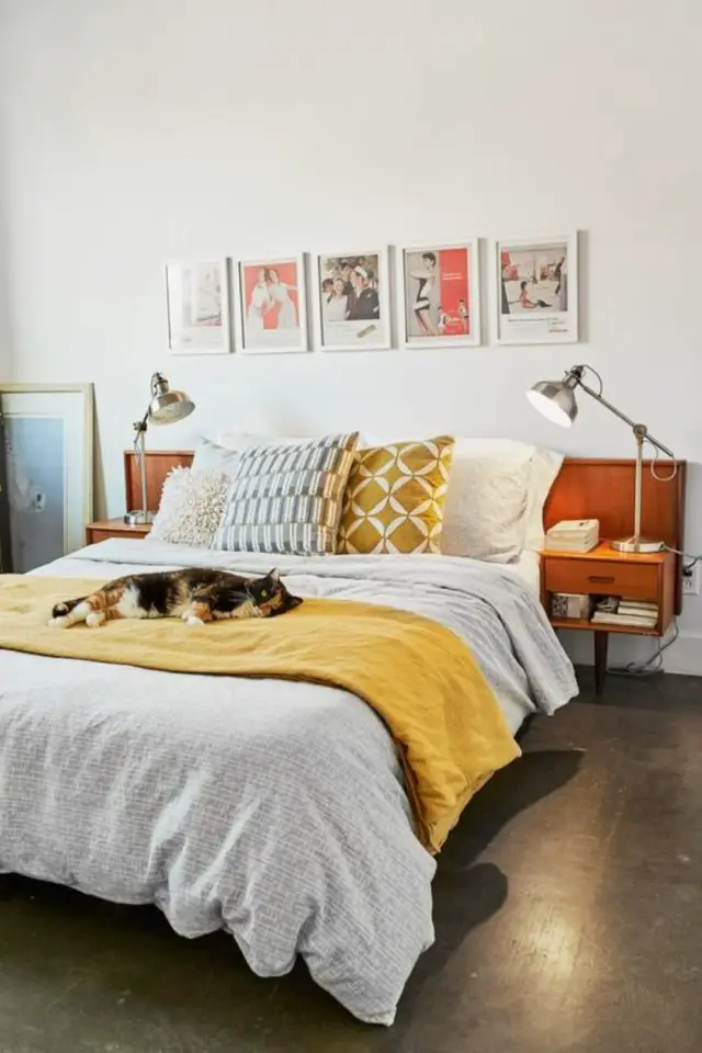 decor chambre adulte vintage moderne couverture de magazines rétro encadrées facile à faire dessus du lit lampe de chevet architecte