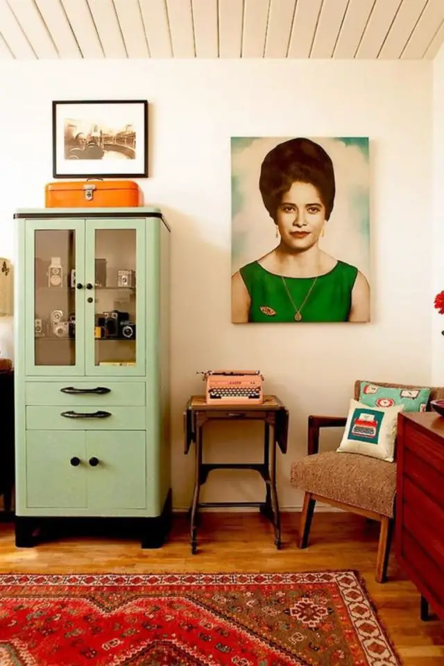 decor chambre adulte vintage moderne meuble en bois vert amande vitrine tableau portrait rétro années 60 feuteuil