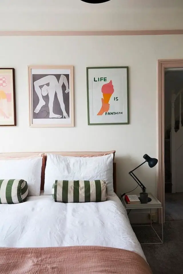 decor chambre adulte vintage moderne affiche encadrée dessus du lit simple rapide à faire lampe de chevet rétro