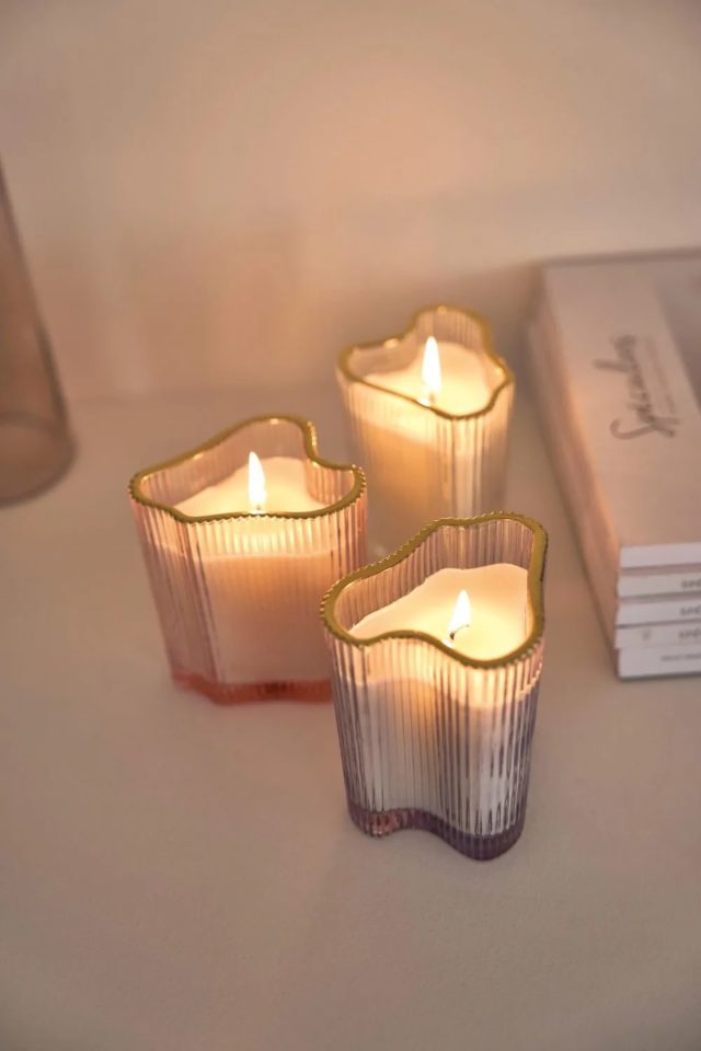 decor cosy cocooning pas cher Bougie parfumée en verre recyclé rose et doré