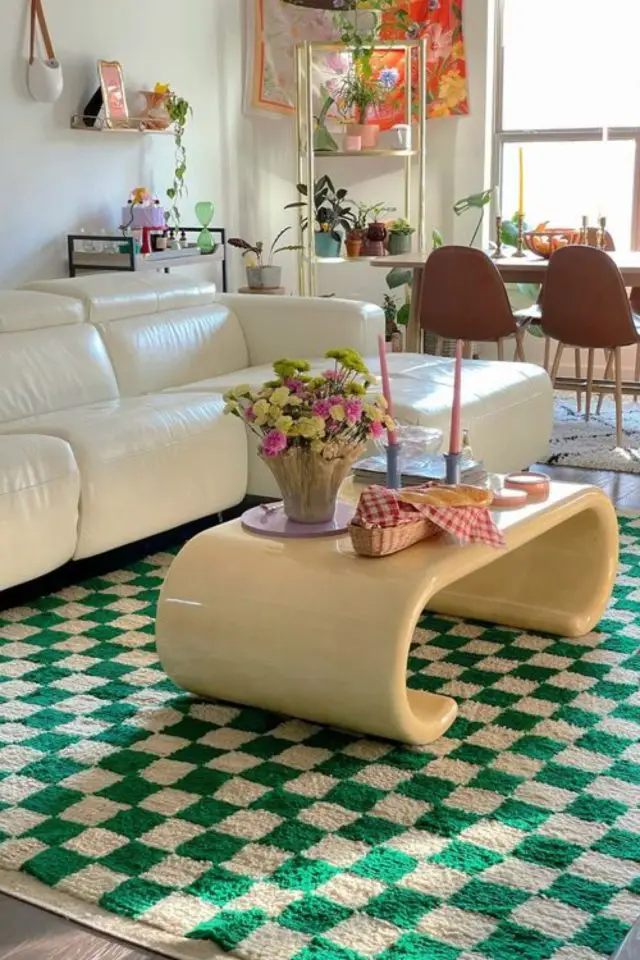 decoration tendance motif damier exemple salon blanc canapé tapis touche design