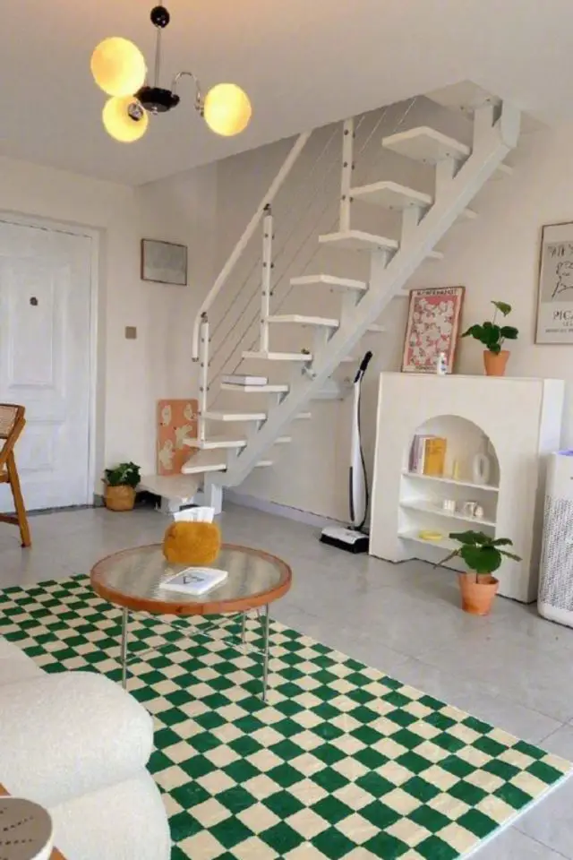 decoration tendance motif damier exemple tapis vert et blanc décor salon design chic blanc escalier ouvert cheminée manière de mettre une touche de couleur
