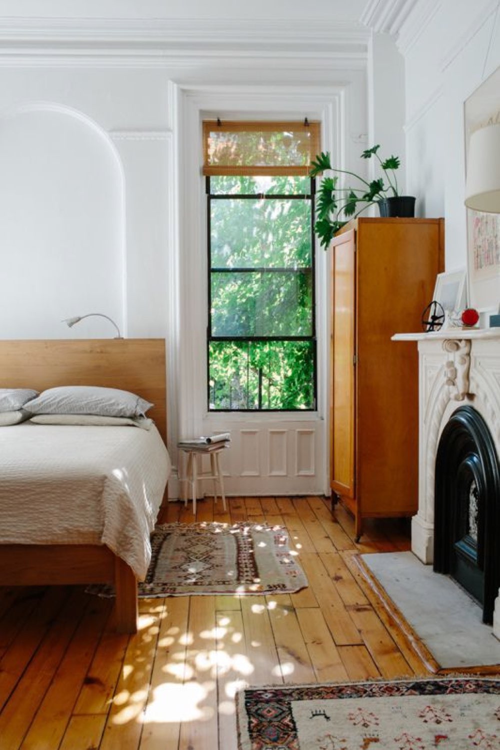exemple chambre style vintage moderne lumière naturelle fenêtre store espace lumineux et agréable