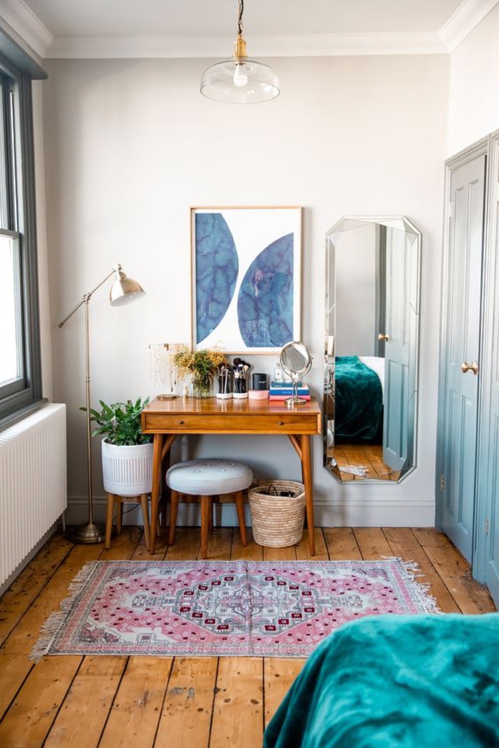 exemple chambre style vintage moderne renfoncement tableau forme organique bleu au dessus coiffeuse bureau années 50 miroir arrondis