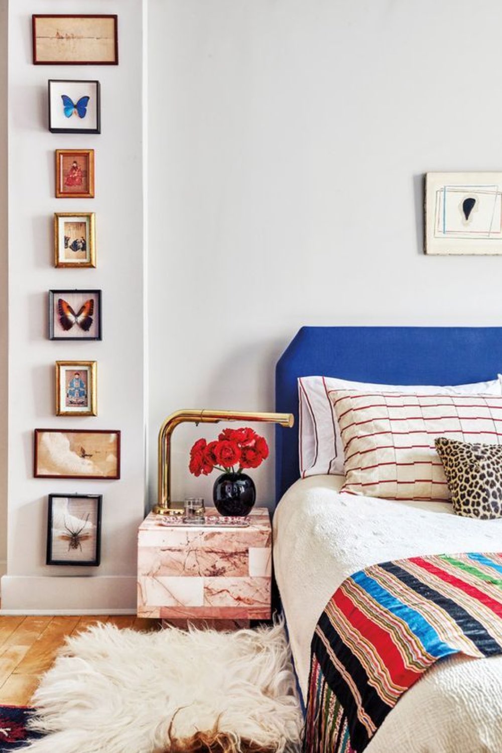 exemple chambre style vintage moderne tête de lit bleu éclectique en tissus décor mural éclectique petites touches de couleurs