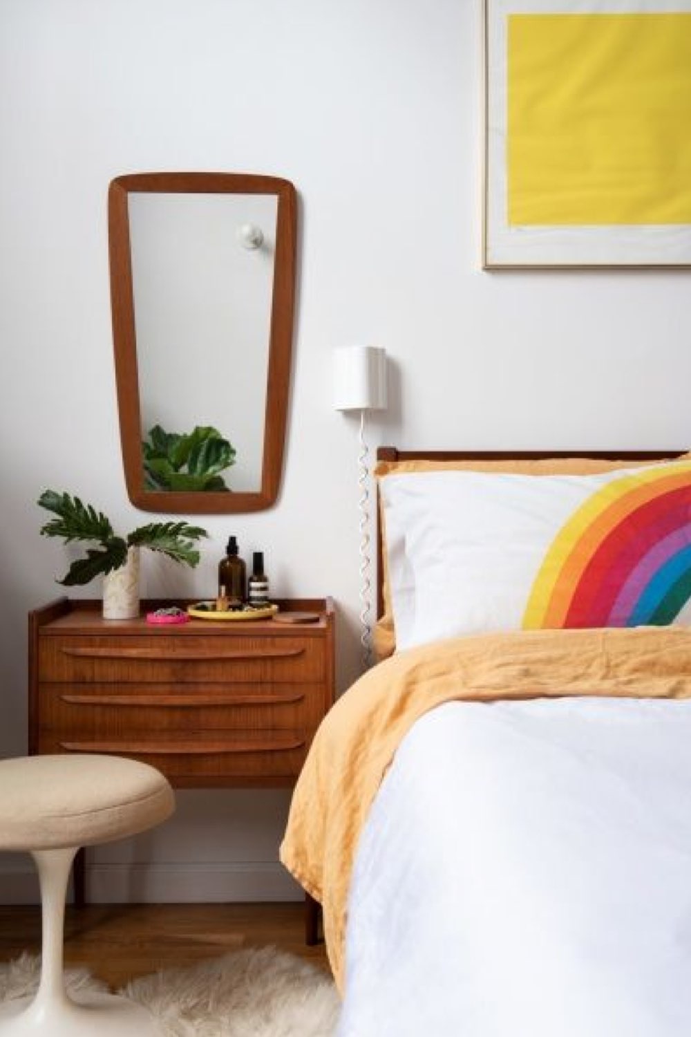 exemple chambre style vintage moderne minimaliste chaleureux bois sombre meuble rétro miroir année 50 petit tabouret lit élégant