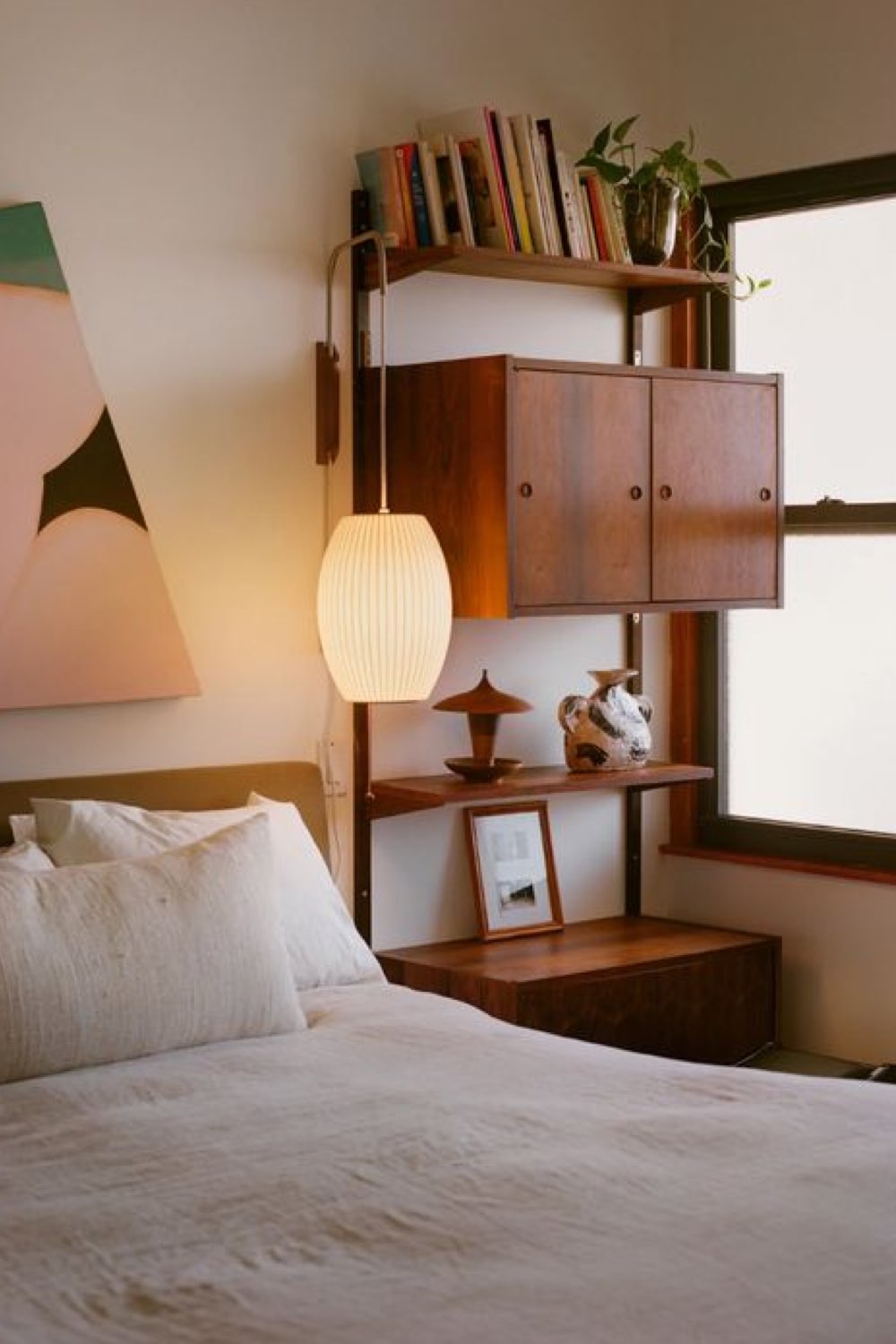 exemple chambre style vintage moderne meuble rétro mid century modern bibliothèque lampe de chevet simple et efficace