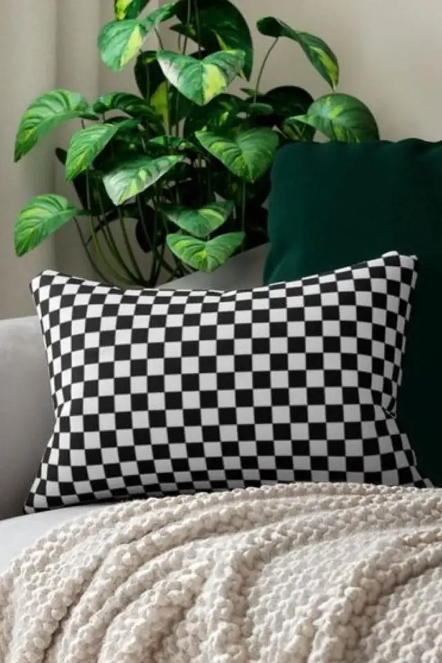 exemple decoration tendance damier coussin housse imprimée noir et blanc déco facile