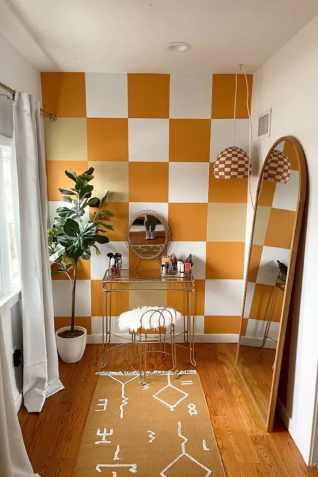 exemple decoration tendance damier mur accent peinture petite pièce esprit vintage caramel ocre et blanc