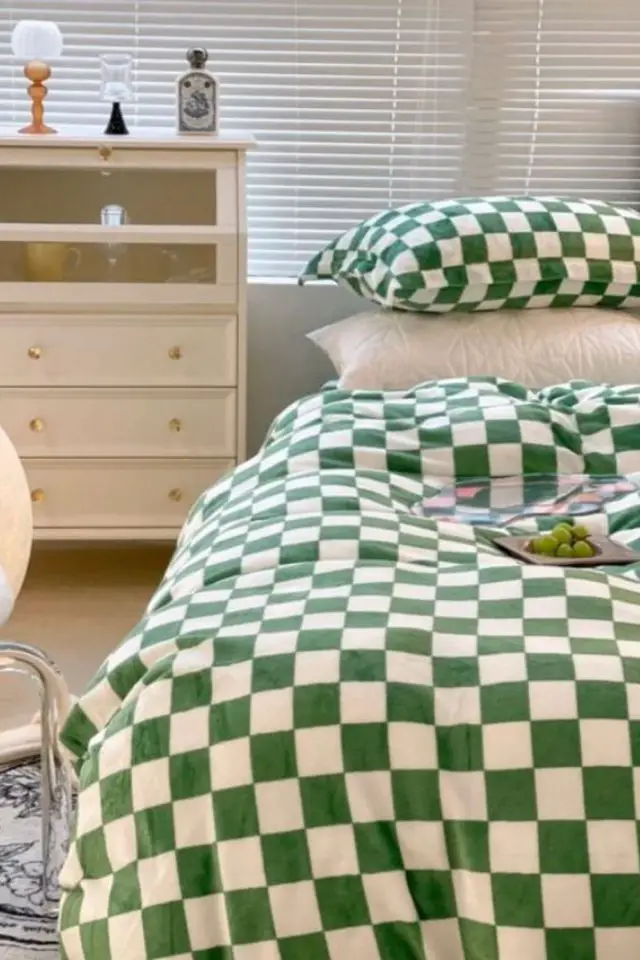 exemple decoration tendance damier parure de lit vert et blanche moderne jeune actuelle