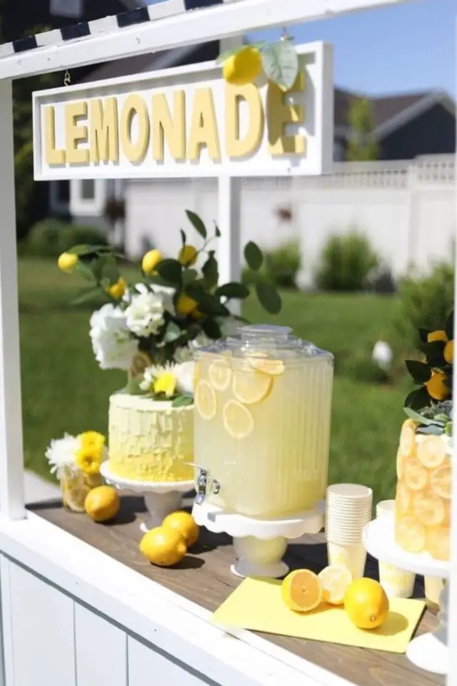 idee decoration buffet anniversaire enfant stand limonade gâteau citron fleur extérieur jardin