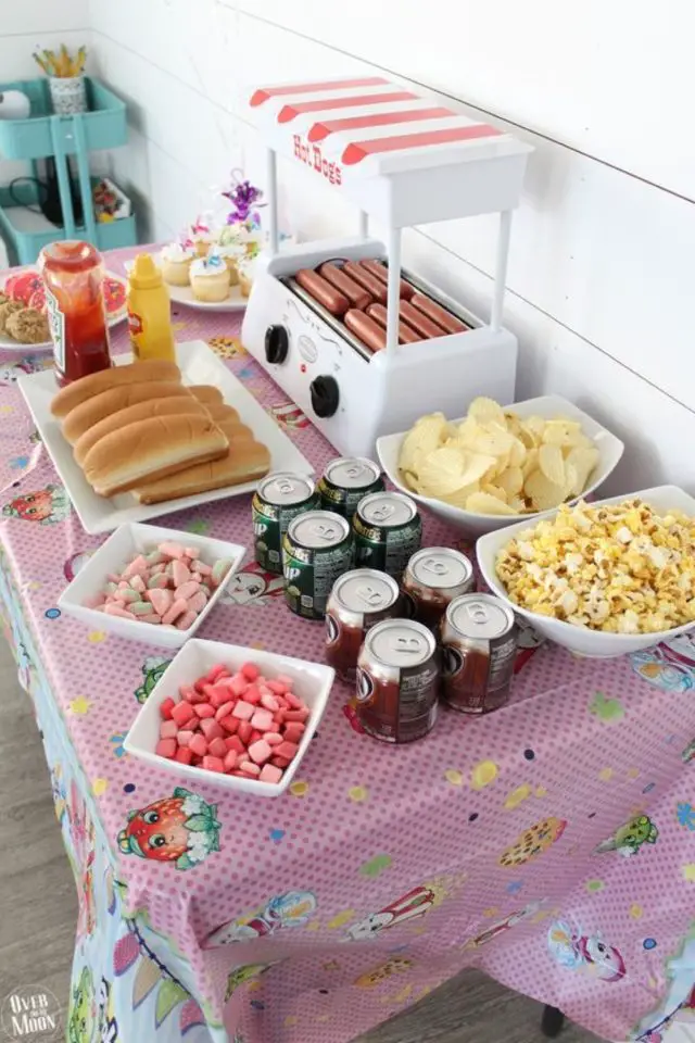 idee decoration buffet anniversaire enfant simple et facile nappe hot-dog popcorn bonbons
