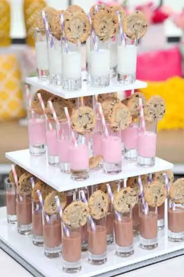 idee decoration buffet anniversaire enfant verrine colorée cookies dessert boisson pyramide