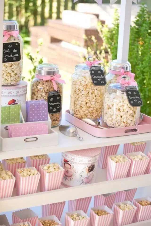 idee decoration buffet anniversaire enfant plateau popcorn bonbons ludique