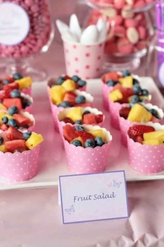 idee decoration buffet anniversaire enfant petite coupelle salade de fruit plateau