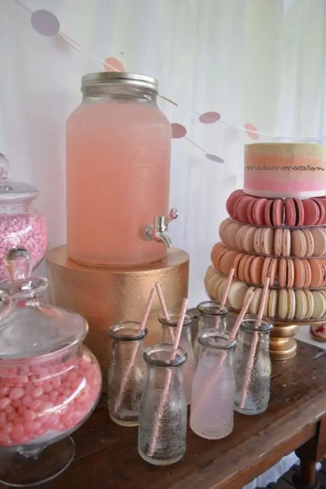 idee decoration buffet anniversaire enfant couleur rose fille macarons boisson paille mignon
