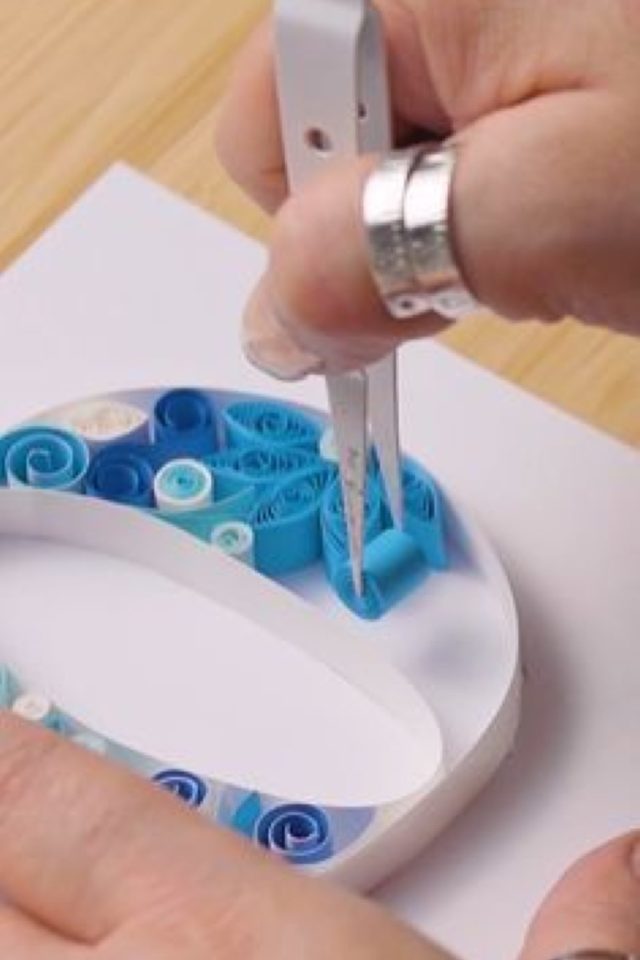 loisirs creatifs adulte quilling exemple technique débutant pince à épiler manipuler papier fragile