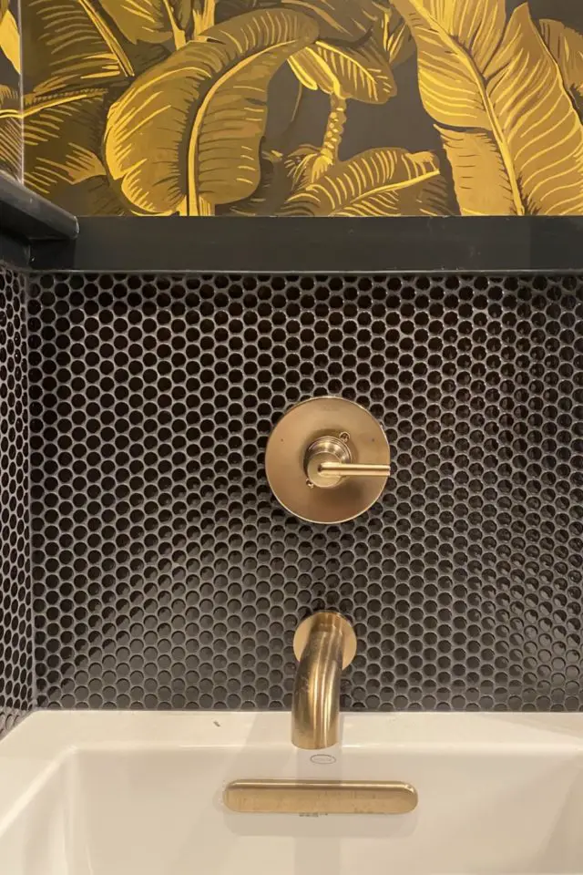 maison victorienne couleur architecture interieure détails déco salle de bain crédence mosaïque noire hexagonale robinetterie dorée laiton