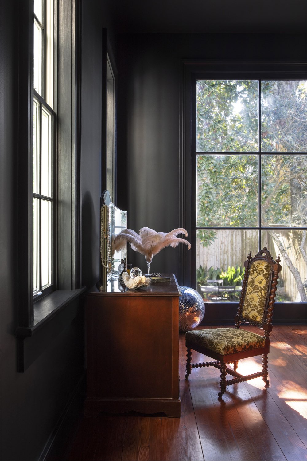maison victorienne couleur architecture interieure chambre à coucher parentale peinture noir mat ambiance intime et sensuelle
