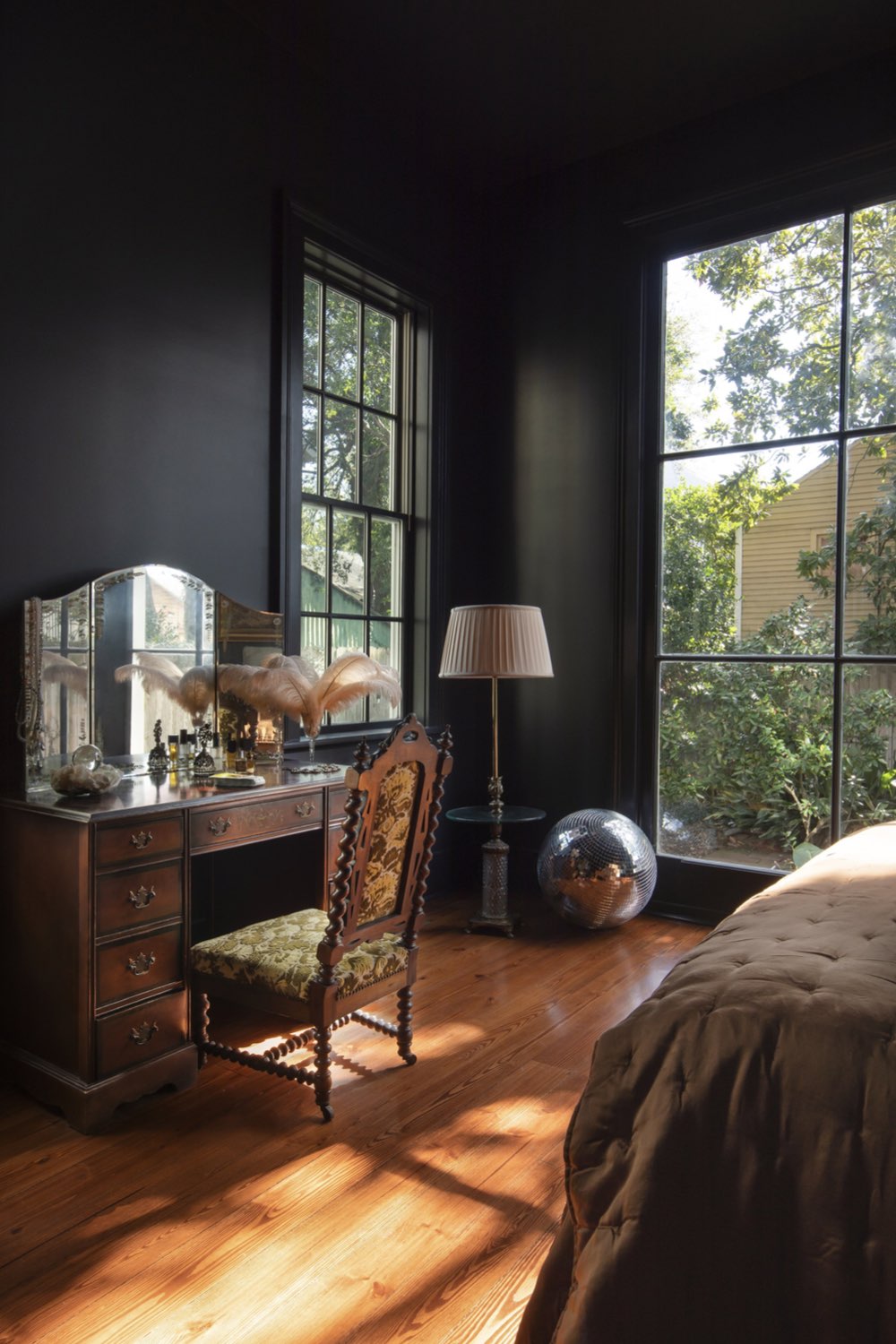 maison victorienne couleur architecture interieure chambre adulte peinture noir choix osé grandes fenêtres espace lumineux meuble coiffeuse ancienne